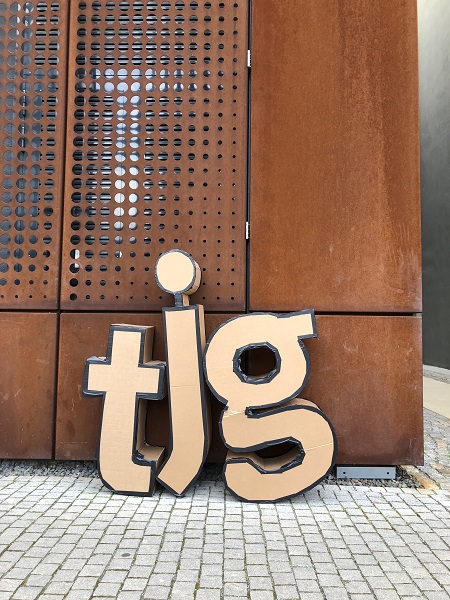 Die Buchstaben t, j und g vor dem Theatergebäude